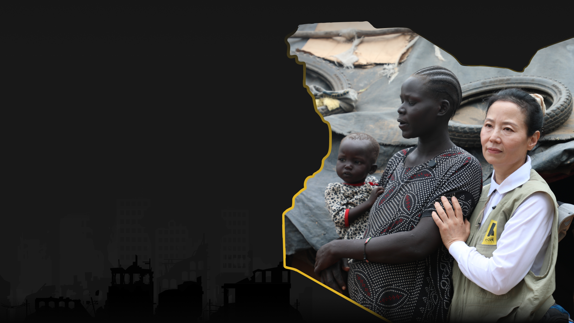 낡은 집 앞에서 아이를 안고있는 엄마를 돕고있는 여자의 모습